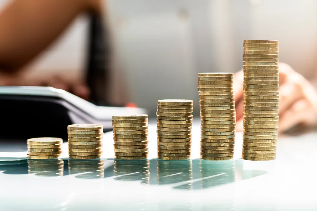 Los costes laborales y los salarios suben en el segundo trimestre a cifras récord en 26 años