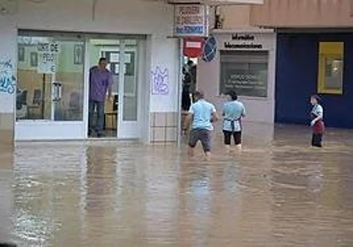 Una tromba de agua pone en alerta roja a Cartagena, descarga más de 60 litros de lluvia en una hora y anega calles