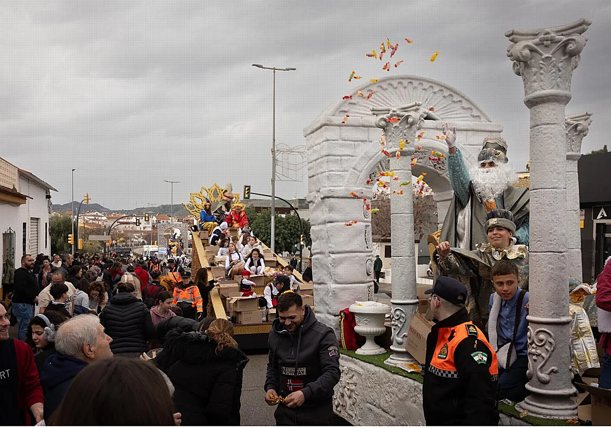 Los Reyes Magos recorren Puerto de la Torre pese a la amenaza de lluvia