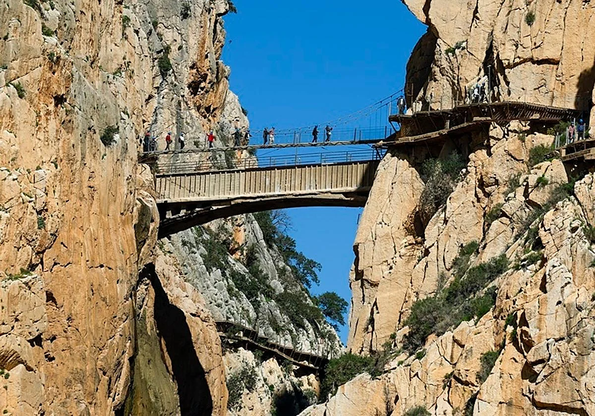 Rescatan en helicóptero a un senderista que se cayó de una altura de 45 metros cerca de un acceso del Caminito del Rey