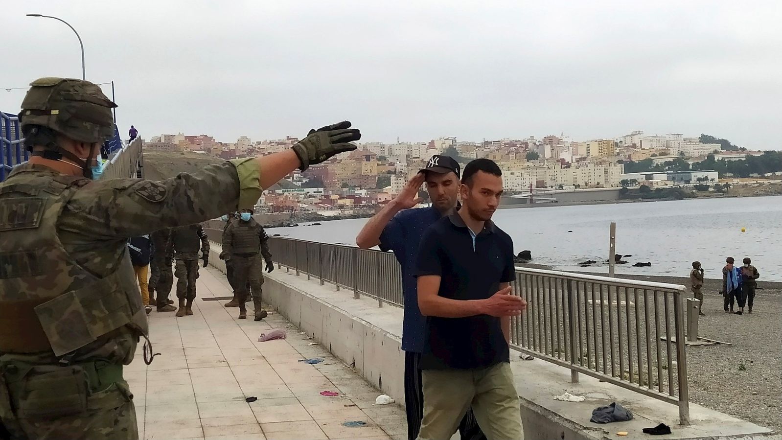 Migrantes borrachos a las 4:00, un "alto" y la brutal caída: así fue la agresión a uno de los dos militares de Ceuta evacuados
