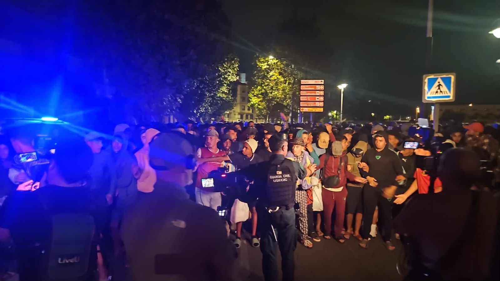 Última hora política, en directo | Una avalancha de migrantes crea el caos en el traslado de las playas al puerto de Ceuta