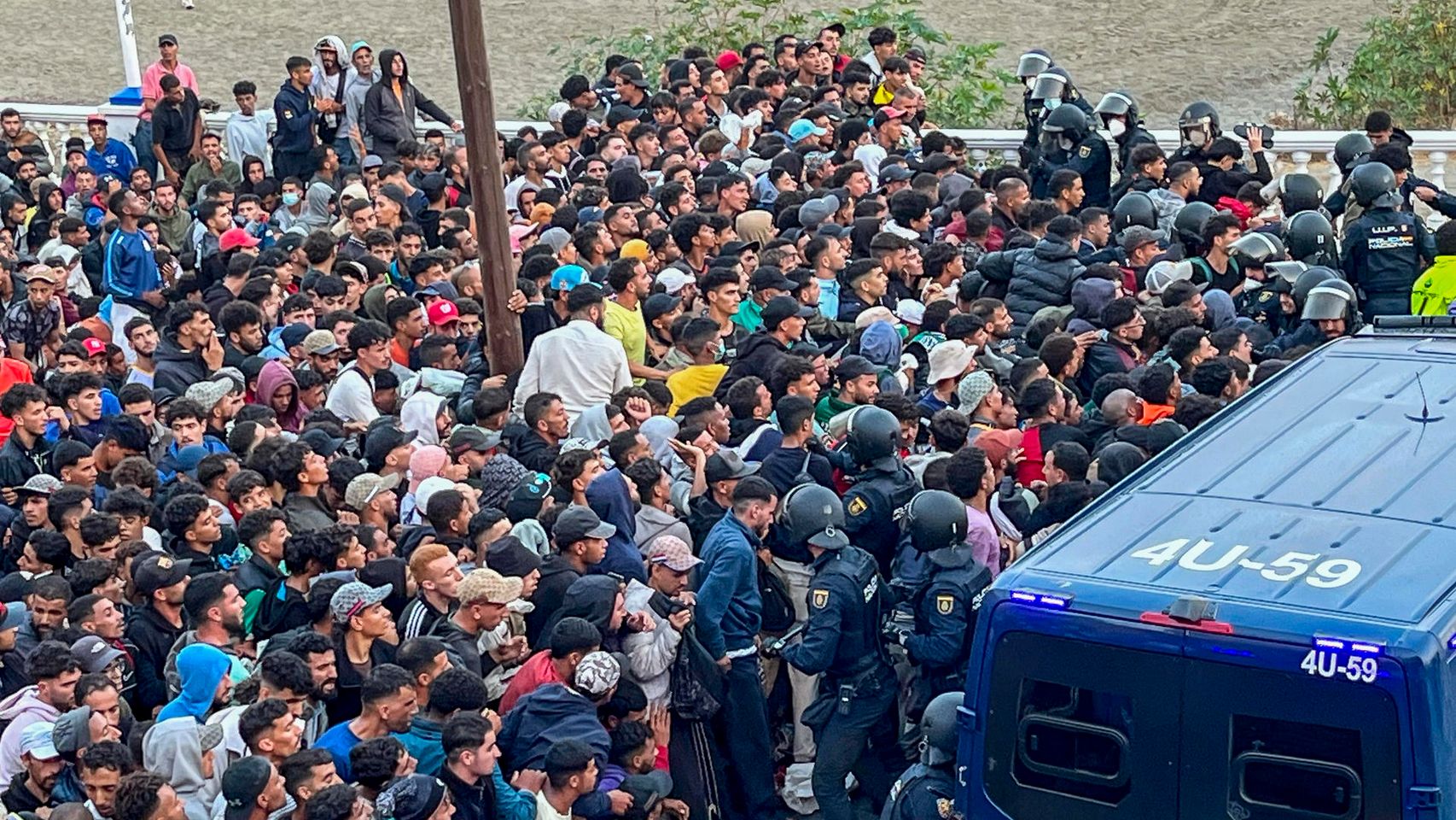 Cuatro inmigrantes apuñalan a un vecino de Ceuta que circulaba en moto para robarle el móvil y un cordón de oro