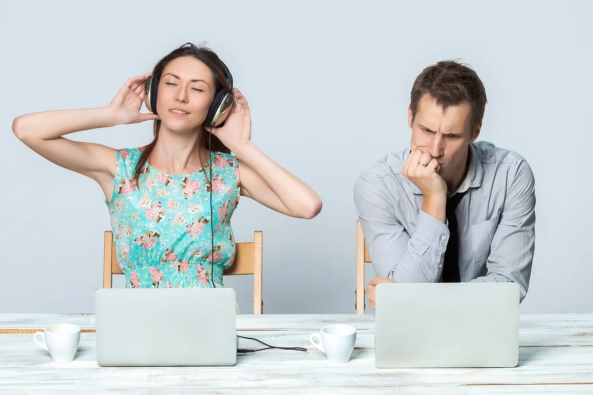 Los peligros de los auriculares en la oficina