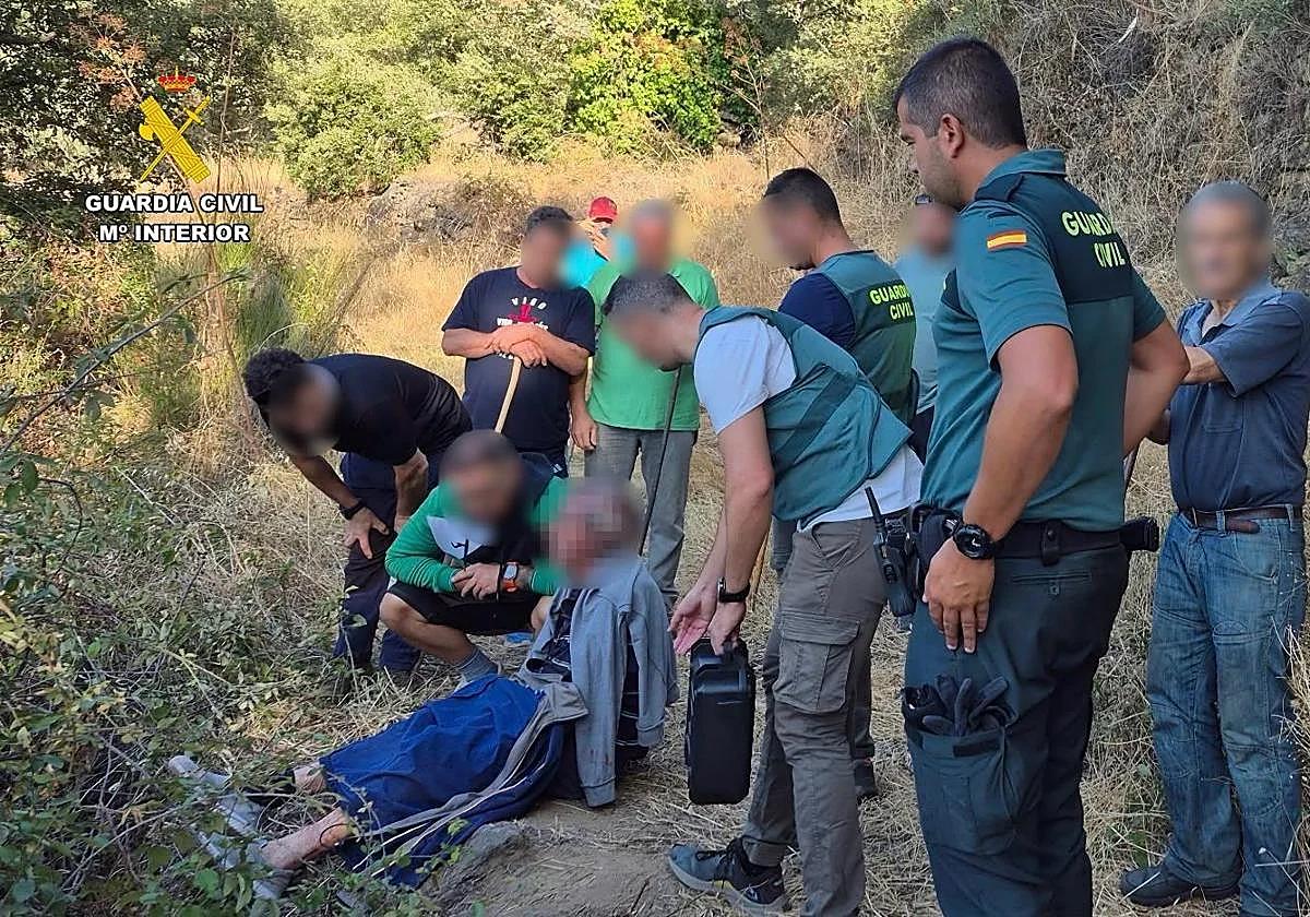 La Guardia Civil rescata con vida a un hombre de 82 años tras pasar la noche atrapado en un zarzal