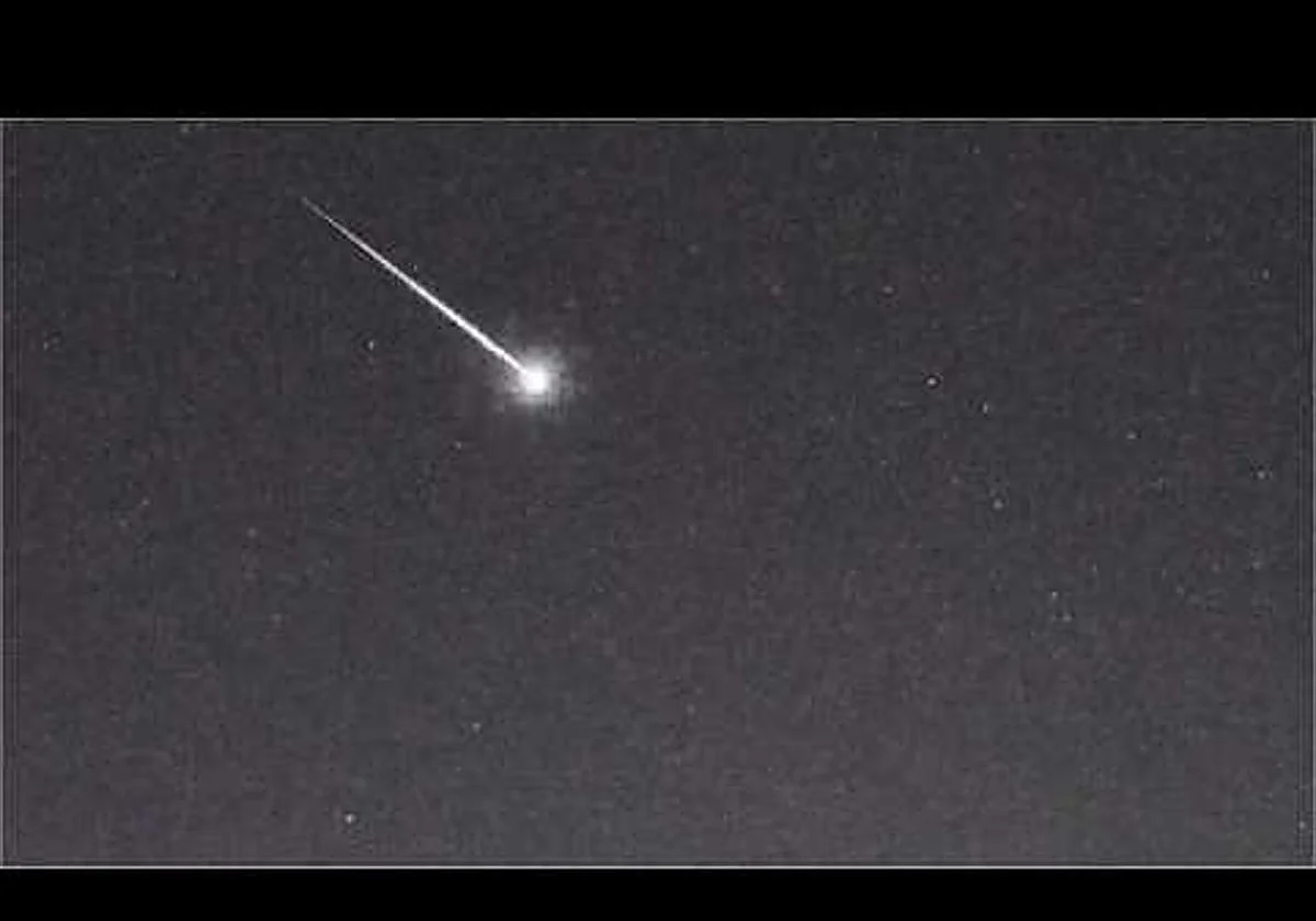 Una brillante bola de fuego surca el cielo de Andalucía de noche