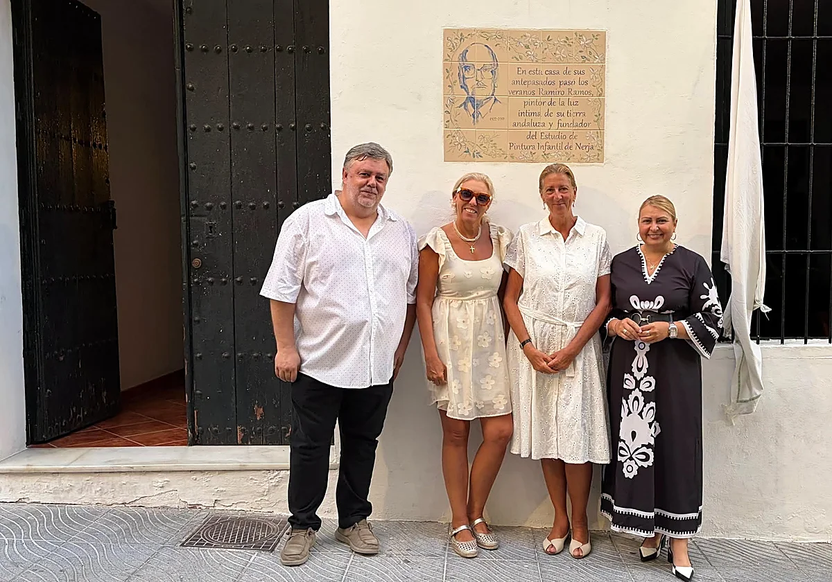 Una placa recuerda en Nerja a Ramiro Ramos, fundador del Estudio de Pintura Infantil