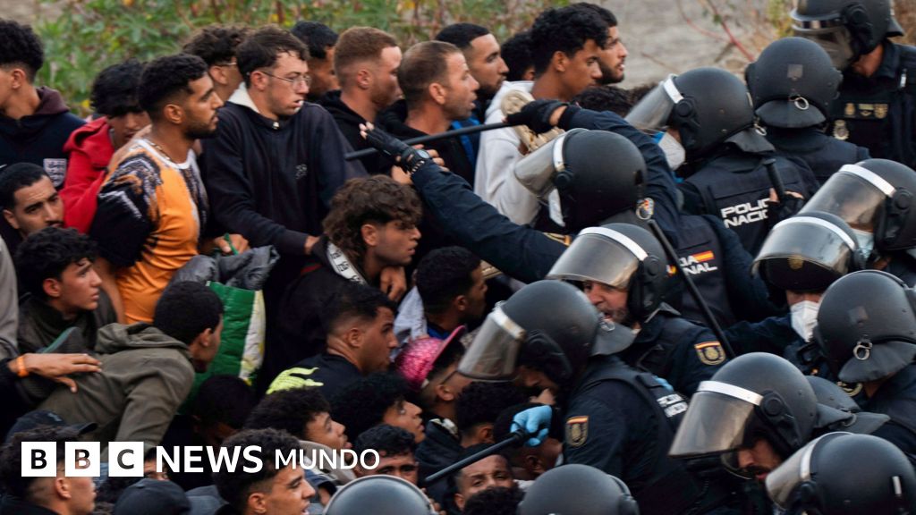 Las imágenes de la tensión durante el intento de desalojo de miles de migrantes de las playas de Ceuta