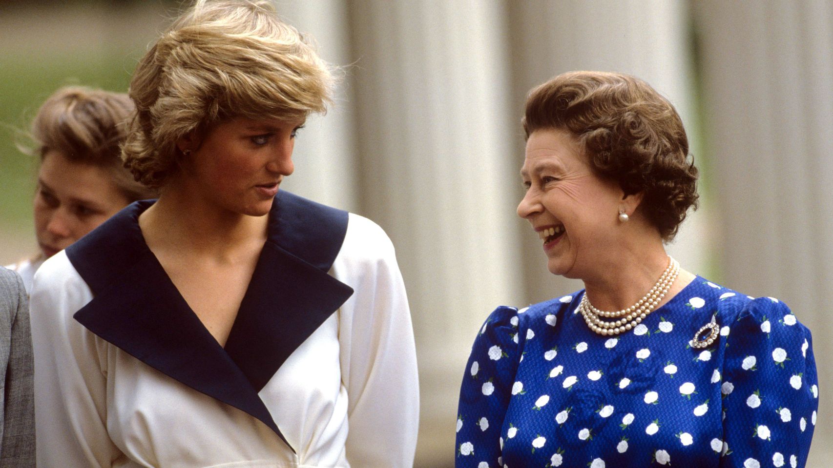 De la vejación de Isabel II a Lady Di a la "falta de atención" de la familia hacia Harry tras morir Diana: nuevos detalles del libro