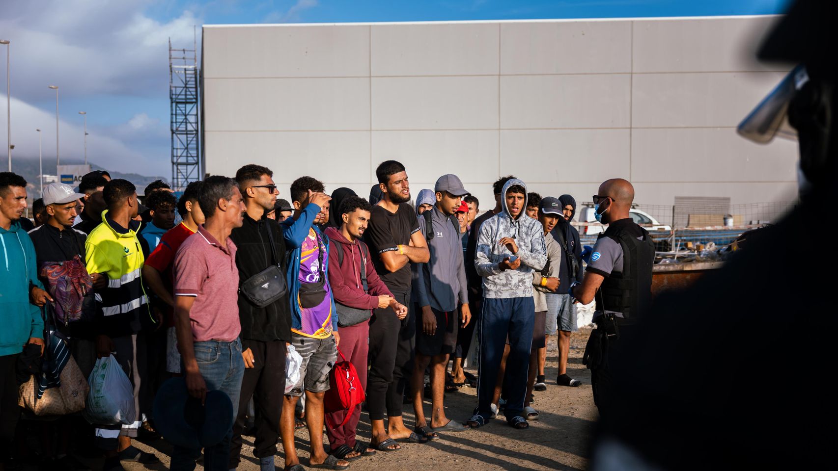Los migrantes se extienden en los puntos críticos de Ceuta: 1.600 ocupan ya el puerto pero las playas vuelven a estar llenas
