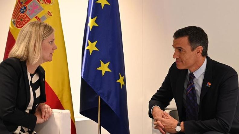 Sánchez felicita a los socialistas suecos, aunque sus recetas para la inmigración las califica en España de "extrema derecha"