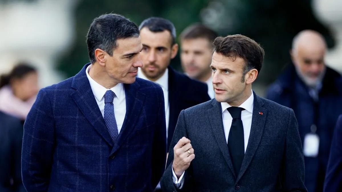 La gran cumbre de Macron con todos los partidos desnuda a un Sánchez encerrado que desprecia a la oposición