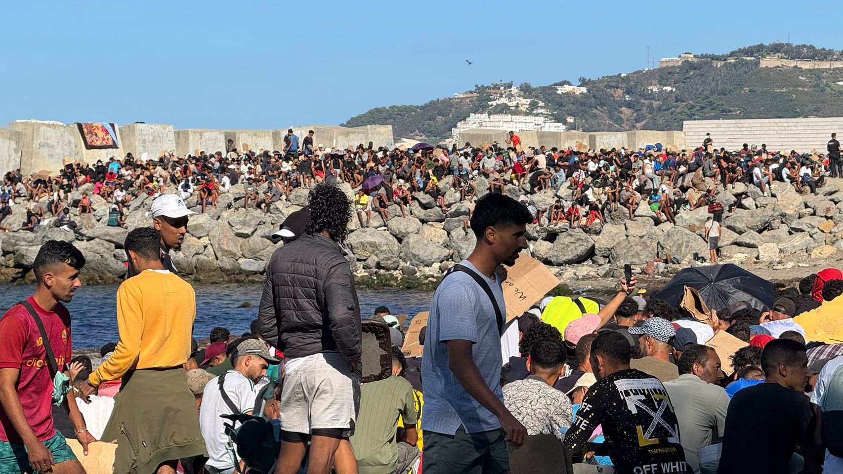 10.000 inmigrantes en cuatro playas, parques, cerros..: "Estaremos en España hasta que nos den asilo"