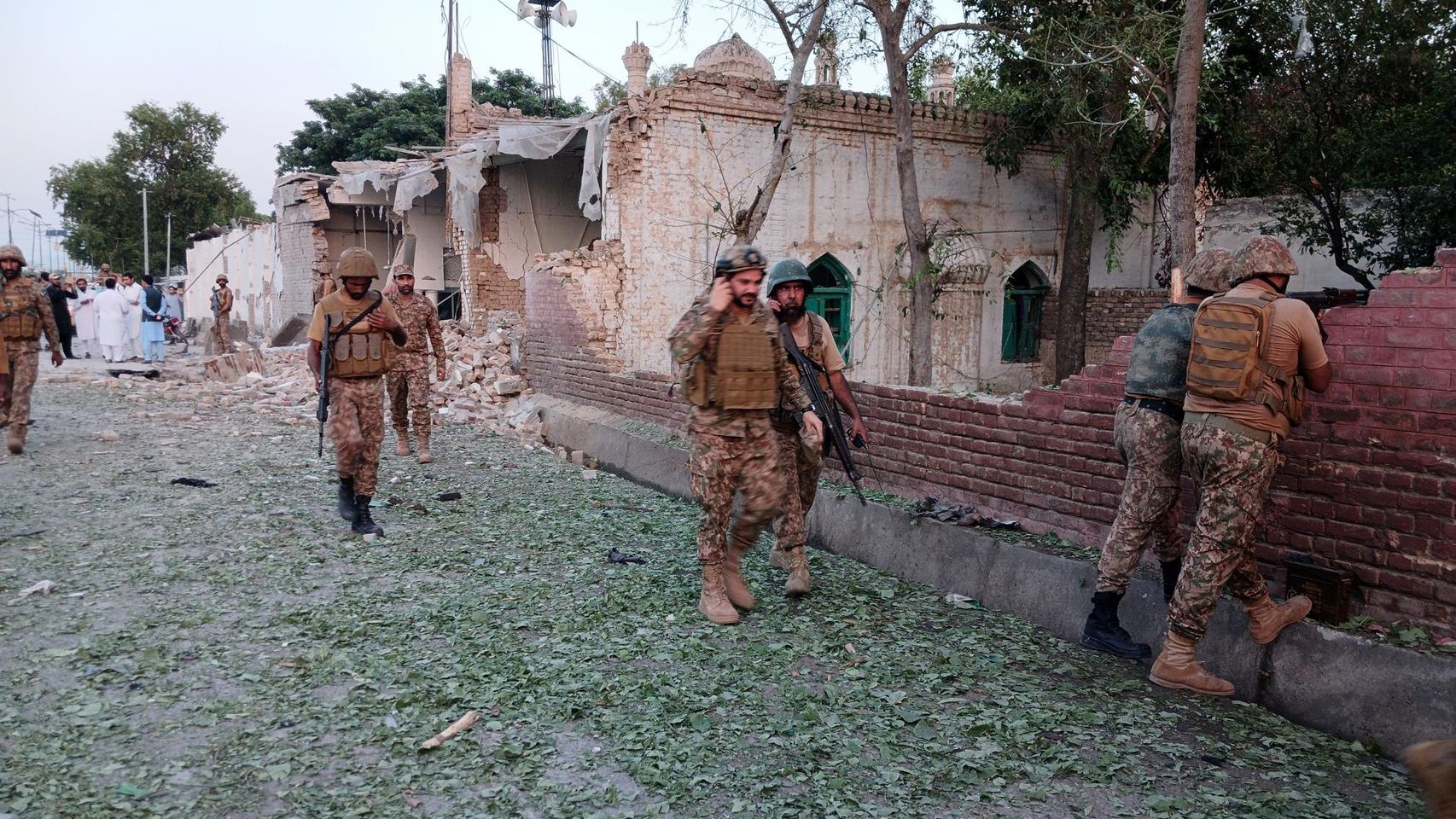 Al menos 31 muertos en un atentado suicida contra un complejo policial en Pakistán