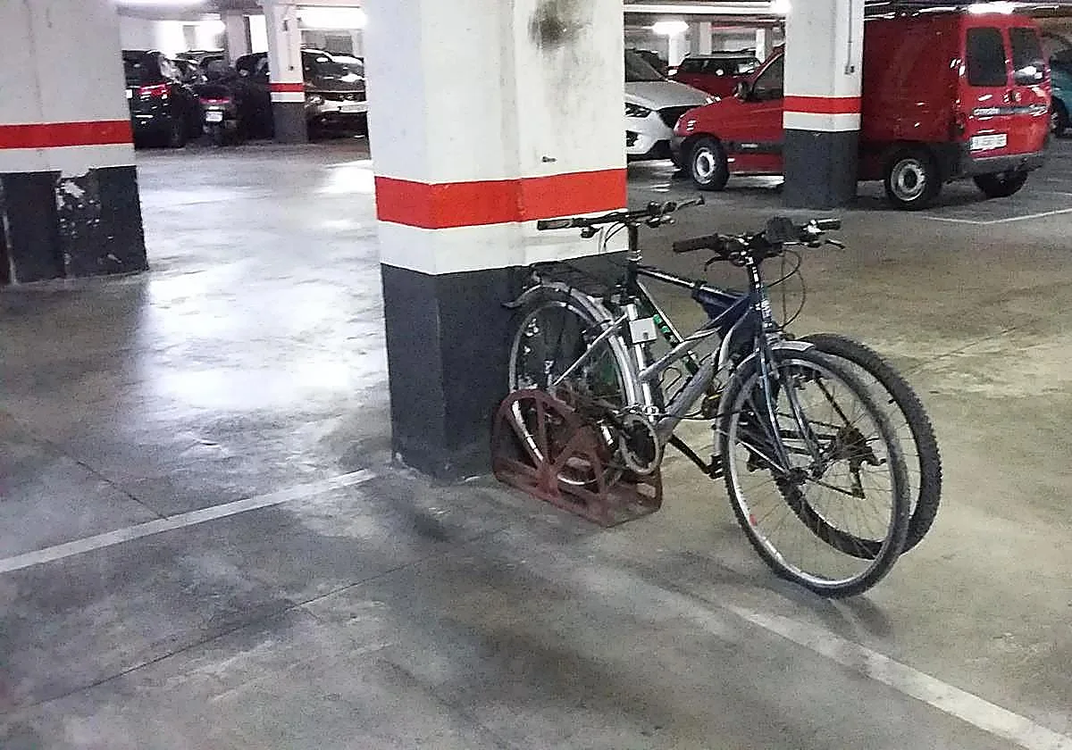 La ley aclara si un propietario puede guardar la bicicleta junto a su coche en la plaza de garaje