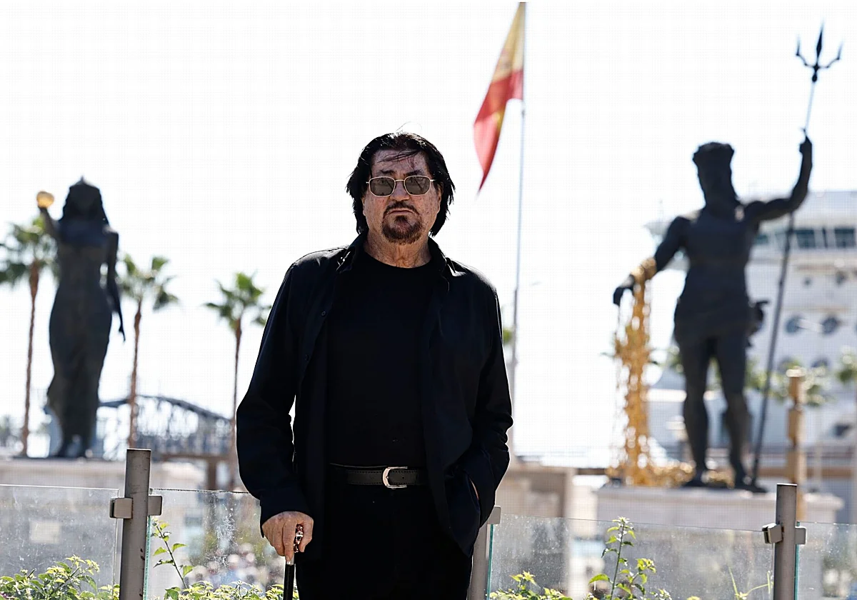El escultor del Puerto: «Espero que sirva de lección: quien aprueba o rechaza una obra es el pueblo»