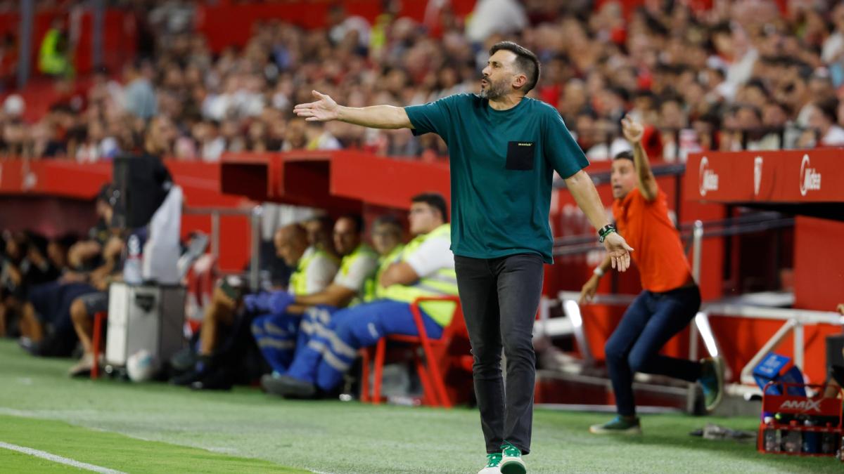 Sarabia abre la puerta a fichajes tras la lesión de Héctor Fort