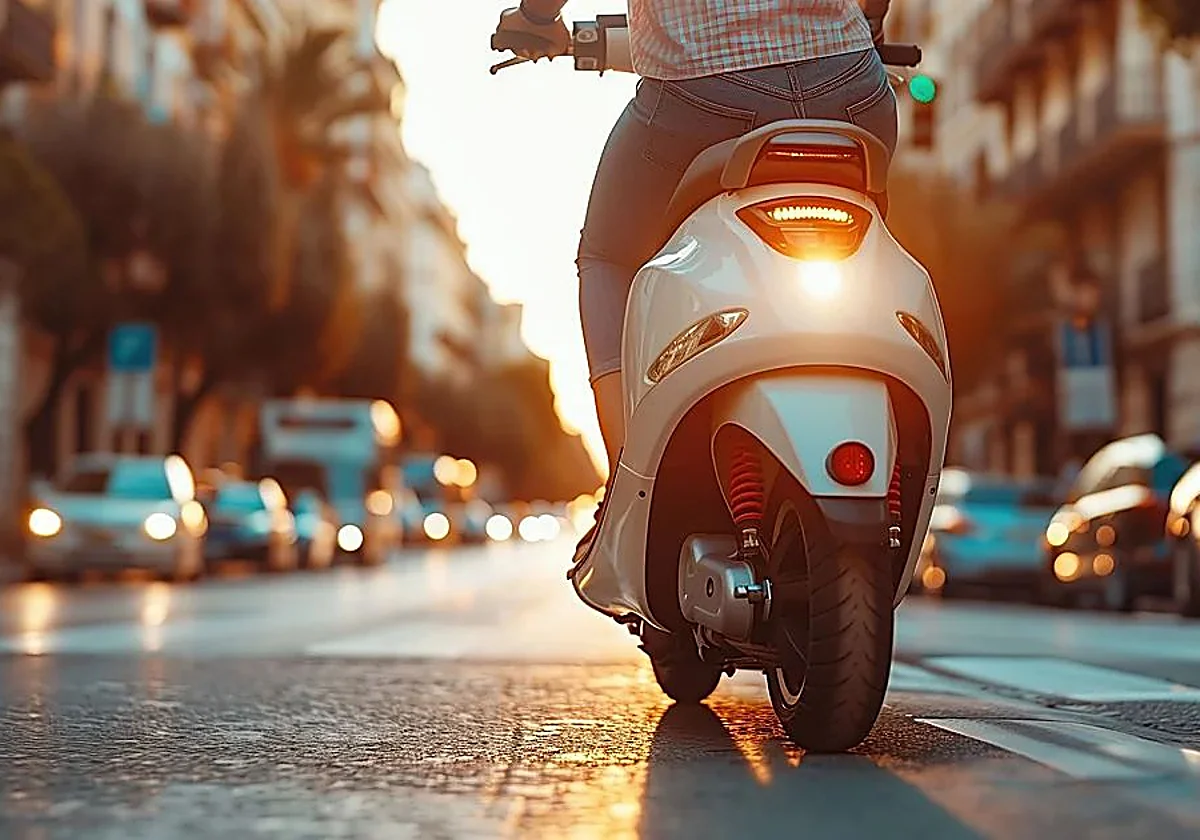 ¿Te mueves en moto? Te queda menos de un mes para ponerte al día con los cambios de la DGT
