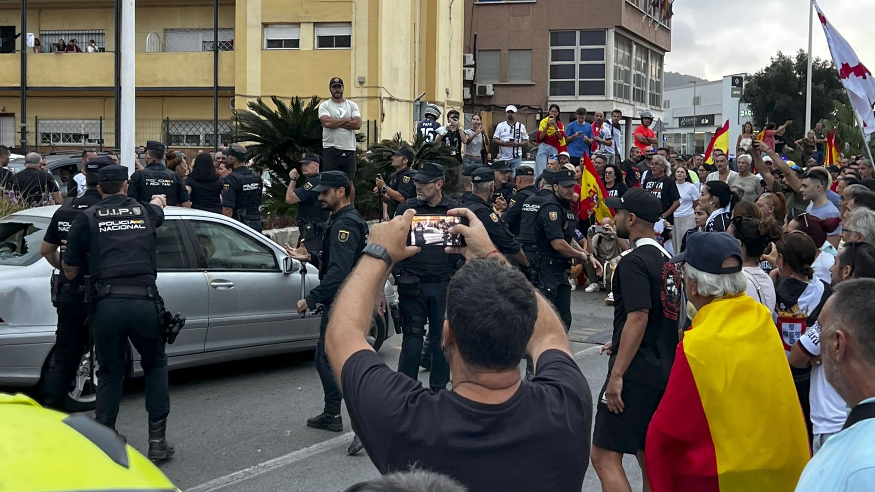 Ceutíes apedrean el coche de una diputada de Ceuta Ya! tras confundirla con miembros de la ONG 'abertzale' Negu Gorriak