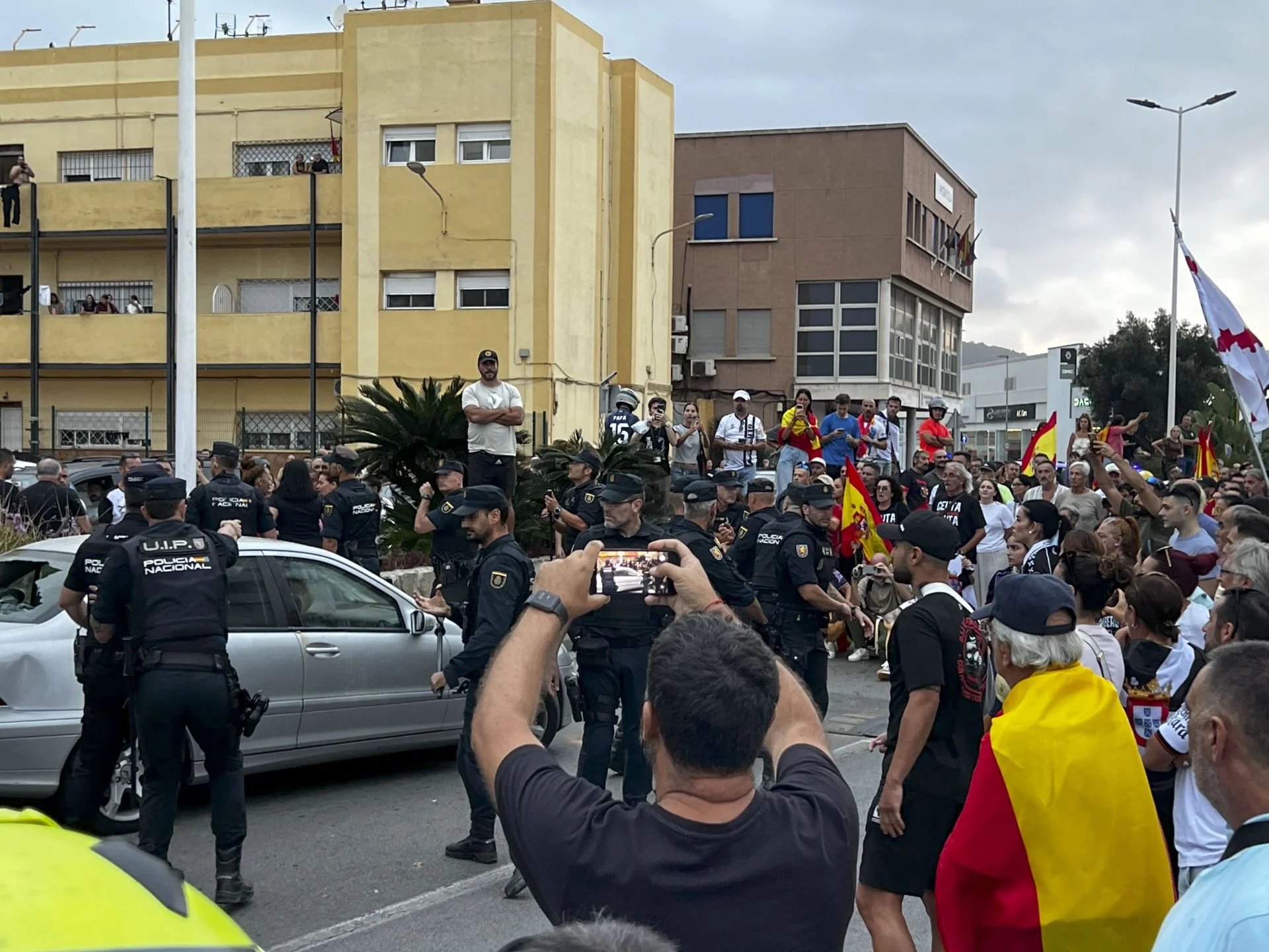 Un grupo de manifestantes destroza el coche de la diputada de Ceuta Ya! Julia Ferreras