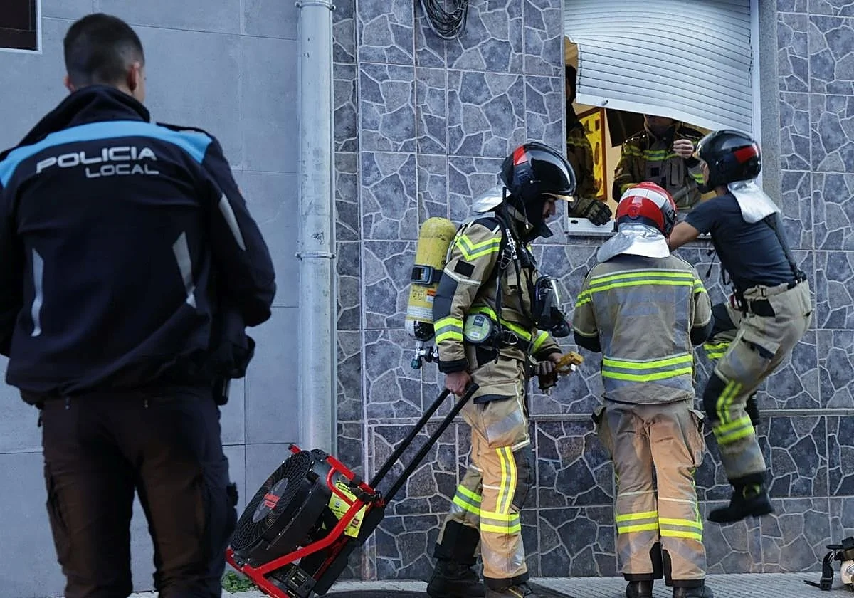 Explota una bolsa de basura en un edificio en Gijón y destroza un portal y la puerta de un piso: «Creíamos que era una bomba»