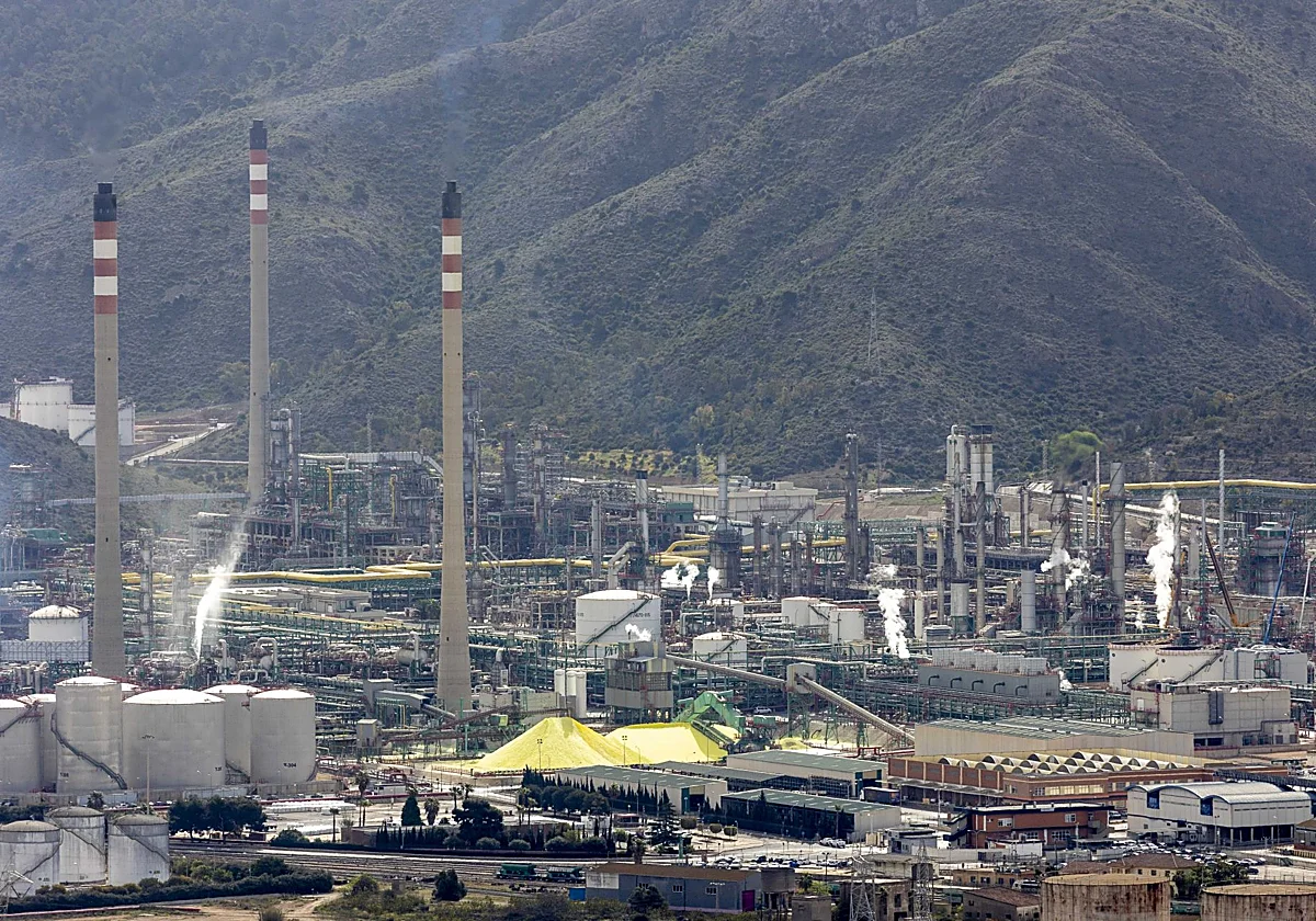 Europa pierde refinerías mientras crece su dependencia del gasóleo extranjero