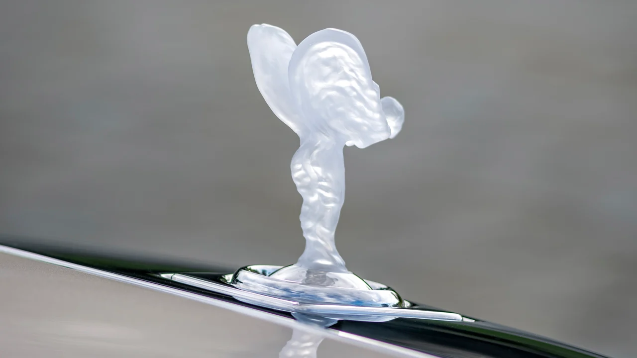 La famosa estatuilla de Rolls-Royce tiene un problema inesperado, quien fabrica el mecanismo que la esconde está en concurso de acreedores
