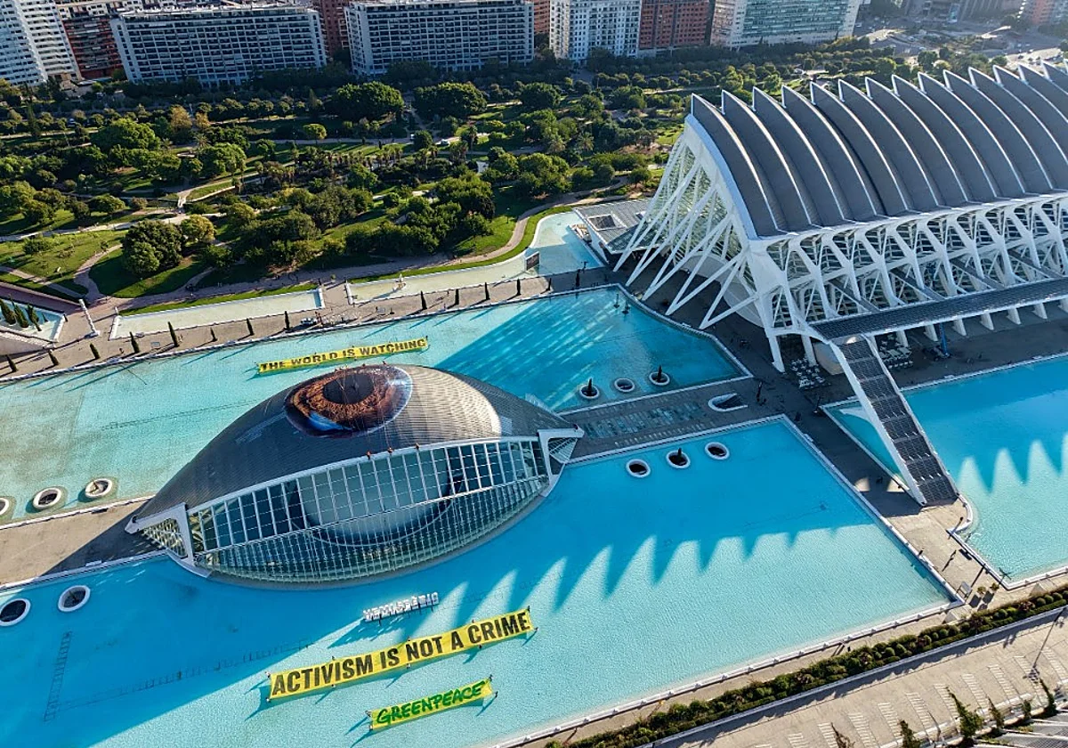 Greenpeace extiende un ojo gigante en el Hemisfèric de Valencia por el juicio a once activistas