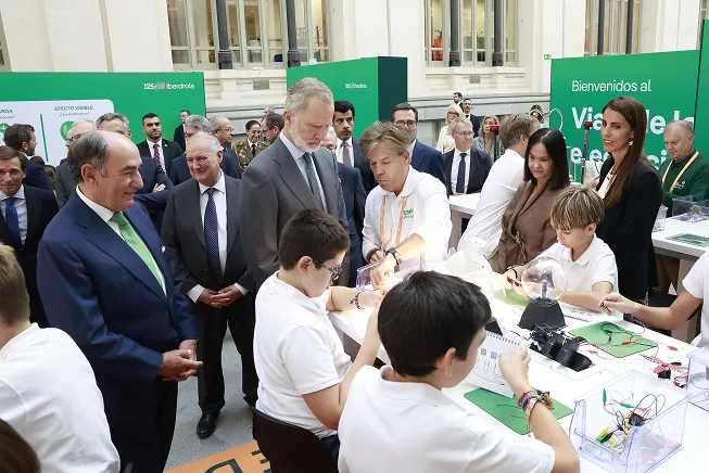 El Rey inaugura la exposición sobre la evolución tecnológica y el futuro de la electricidad