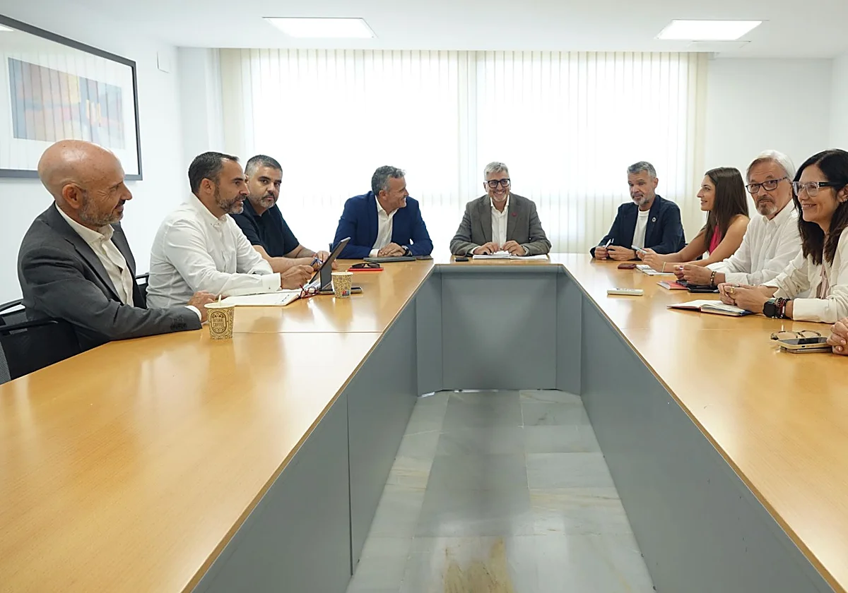 El PSOE exige a Juanma Moreno mejoras en el transporte interurbano para Málaga