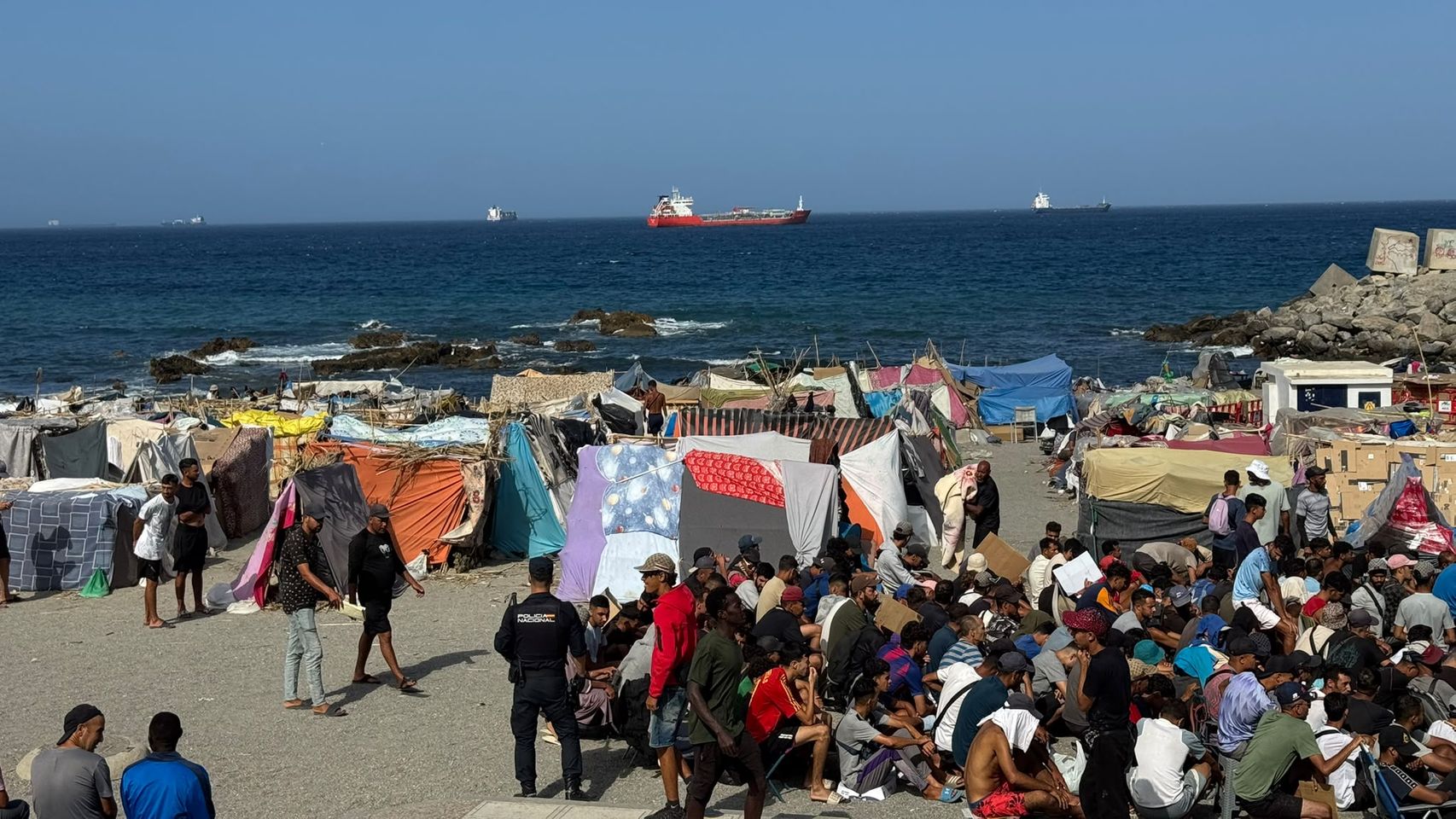 Arquímedes en Ceuta: cuantos más campamentos abre Sánchez, más migrantes llegan a las playas desde cerros y pisos