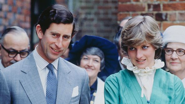 "Apretó la cintura de Diana y dijo: 'Vaya, estás un poco rellenita": las revelaciones que dañan la imagen de Carlos III