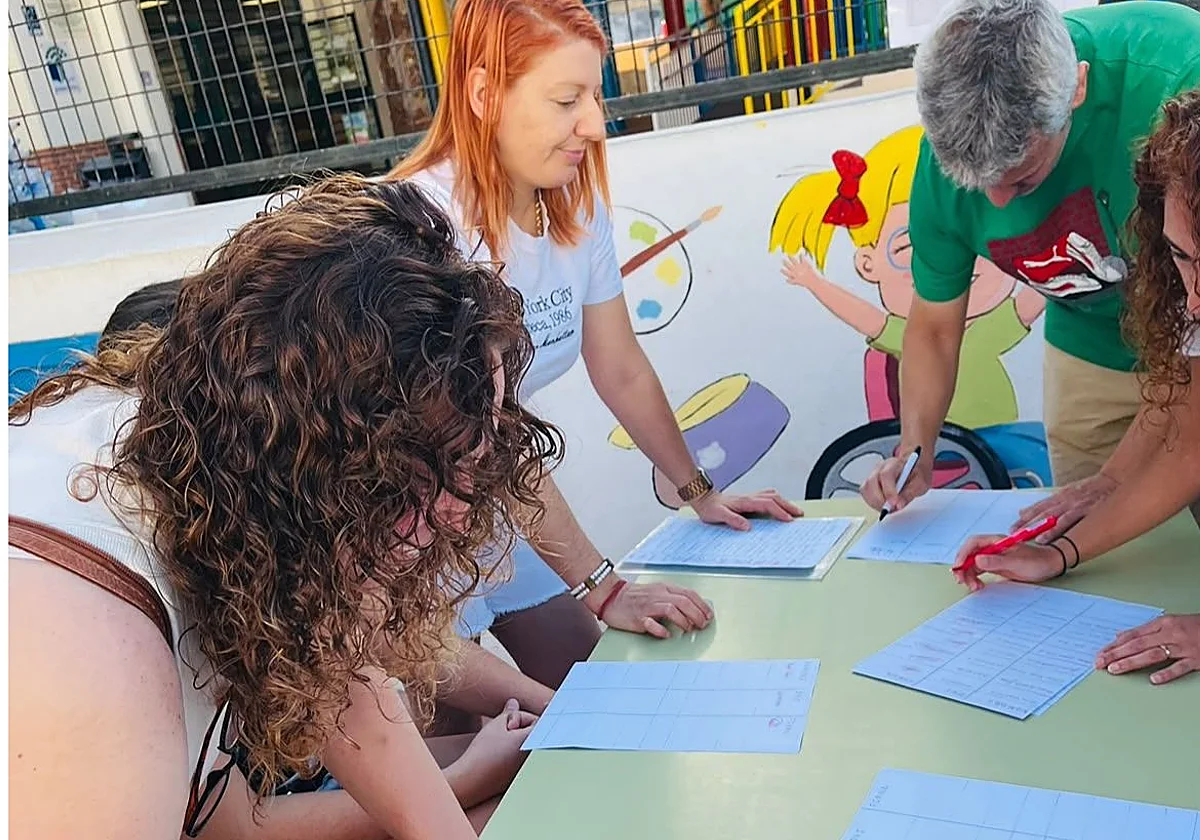 Madres de alumnos con necesidades especiales en La Cala del Moral: «Hasta las doce, los niños están abandonados»