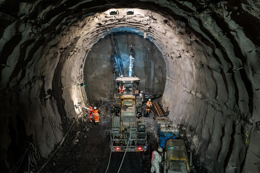 Europa está gastando miles de millones excavando los Alpes para conectar Italia y Francia. 10 años después, los Alpes van ganando por goleada