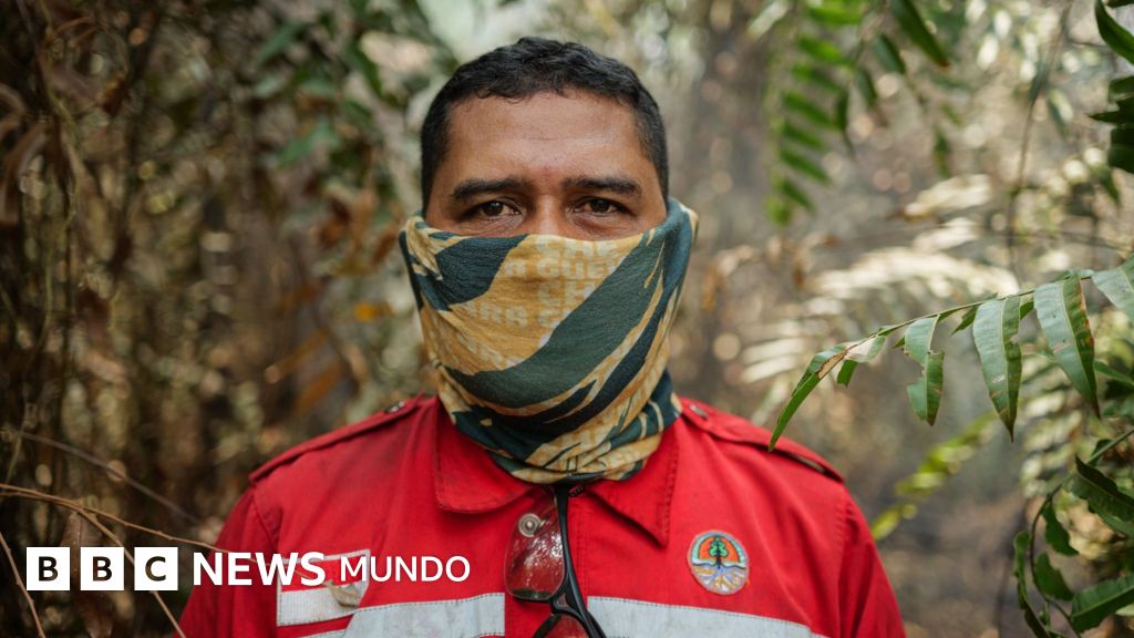 Los voluntarios que arriesgan sus vidas para desactivar las "bombas de carbono" de los catastróficos incendios forestales que azotan Indonesia