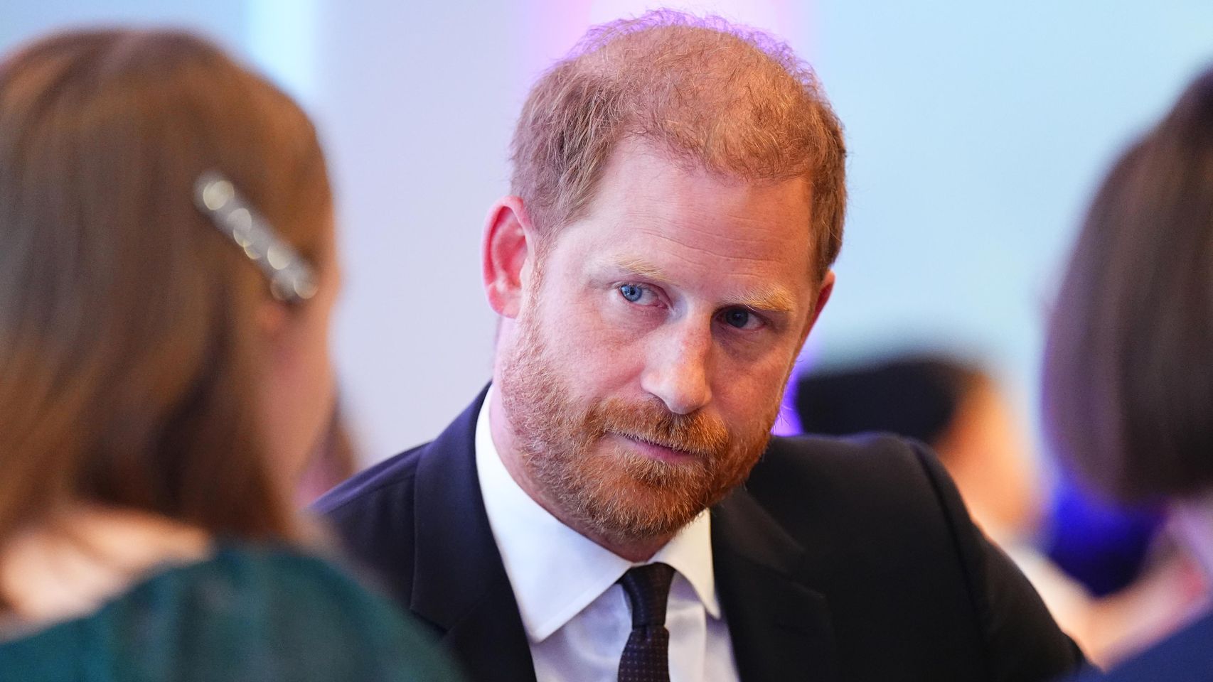 El príncipe Harry contacta con Charles Spencer tras ver la luz su libro: le ofrece participar en un documental sobre Diana