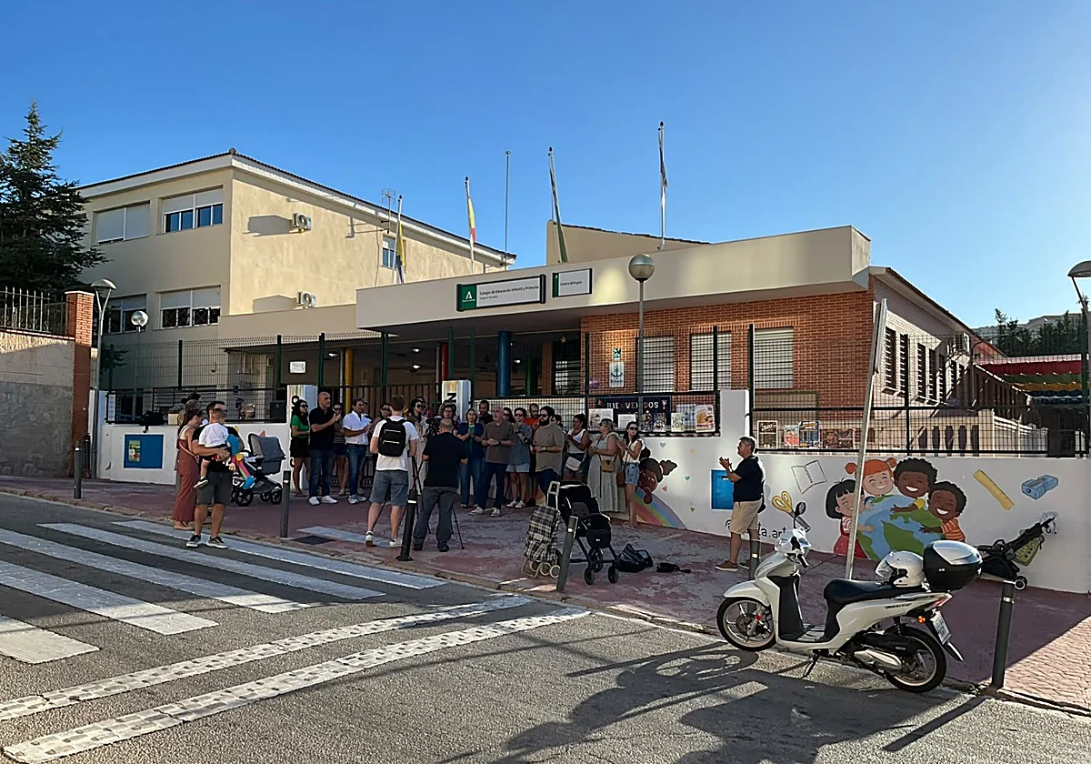 Concentración en La Cala del Moral para exigir recursos para el alumnado con necesidades especiales