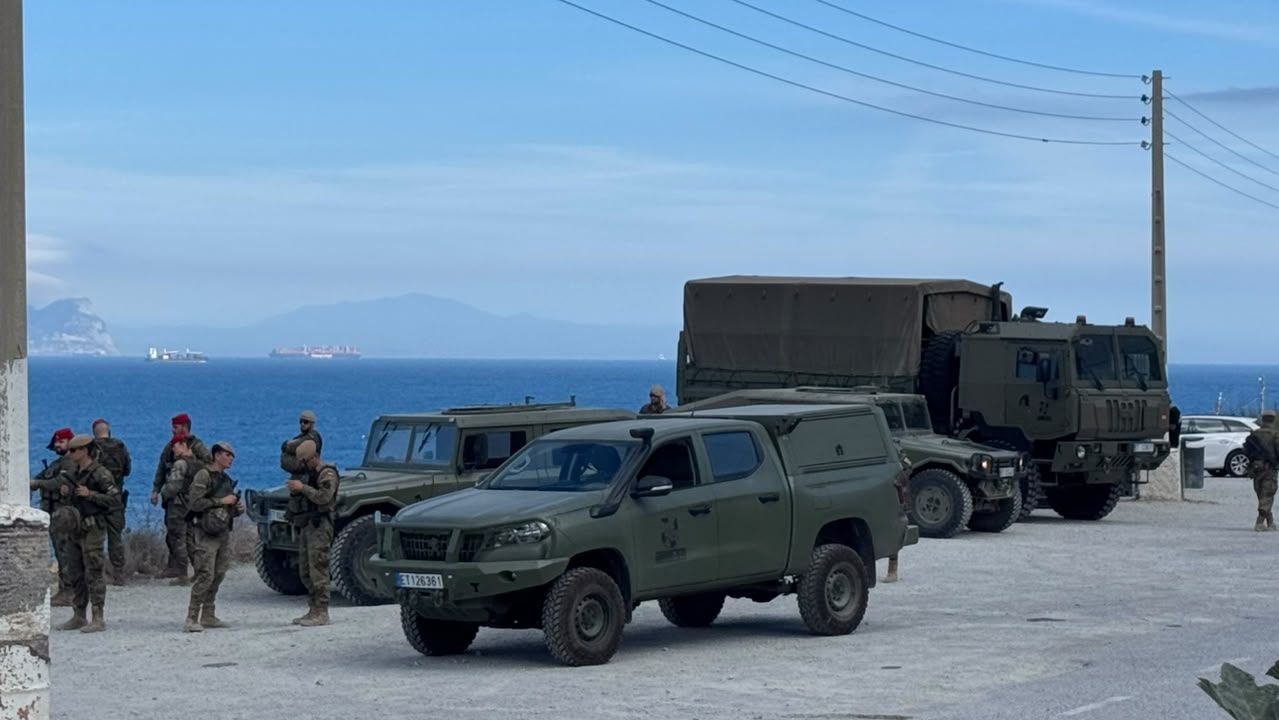 Policía y Ejército se despliegan en la frontera de Ceuta por una alerta: cientos de subsaharianos pretendían un nuevo asalto
