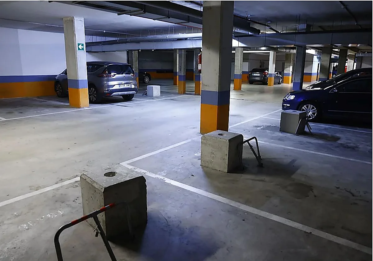 Batalla vecinal por 28 centímetros: se queda sin parte de su plaza tras pintar el garaje comunitario y pierde en los tribunales