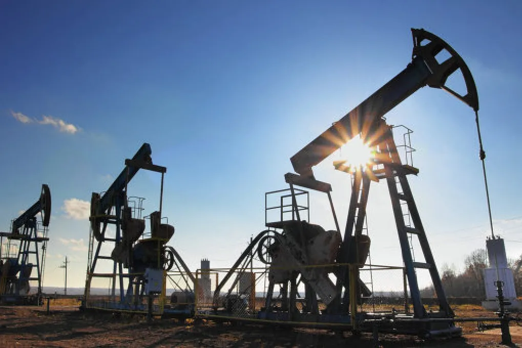 El precio del petróleo cae a 98 dólares tras indicar Arabia Saudí la reapertura del oleoducto Este-Oeste