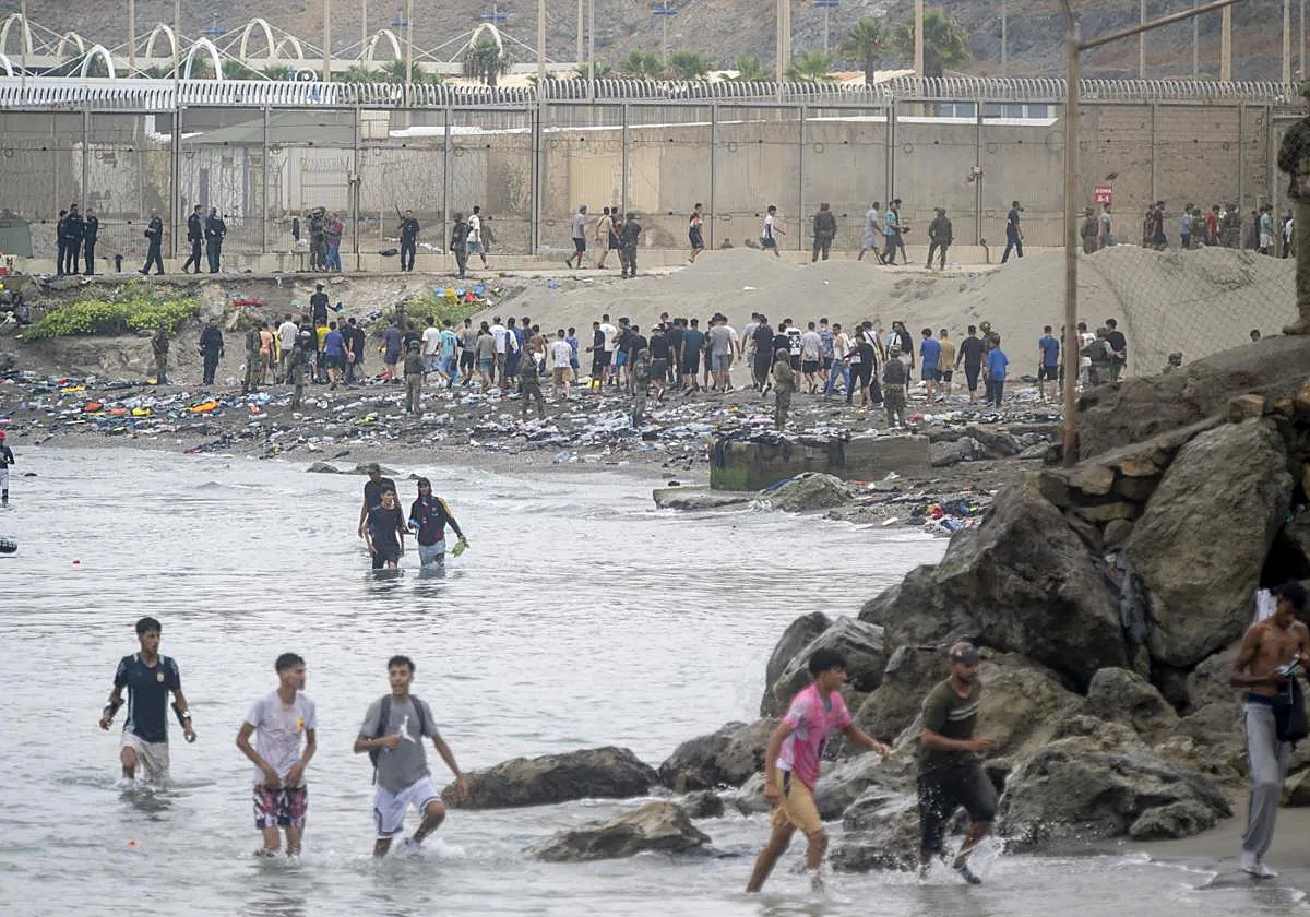 Interior invertirá nueve millones en prolongar el espigón de Ceuta y sustituir la barrera flotante ya dañada