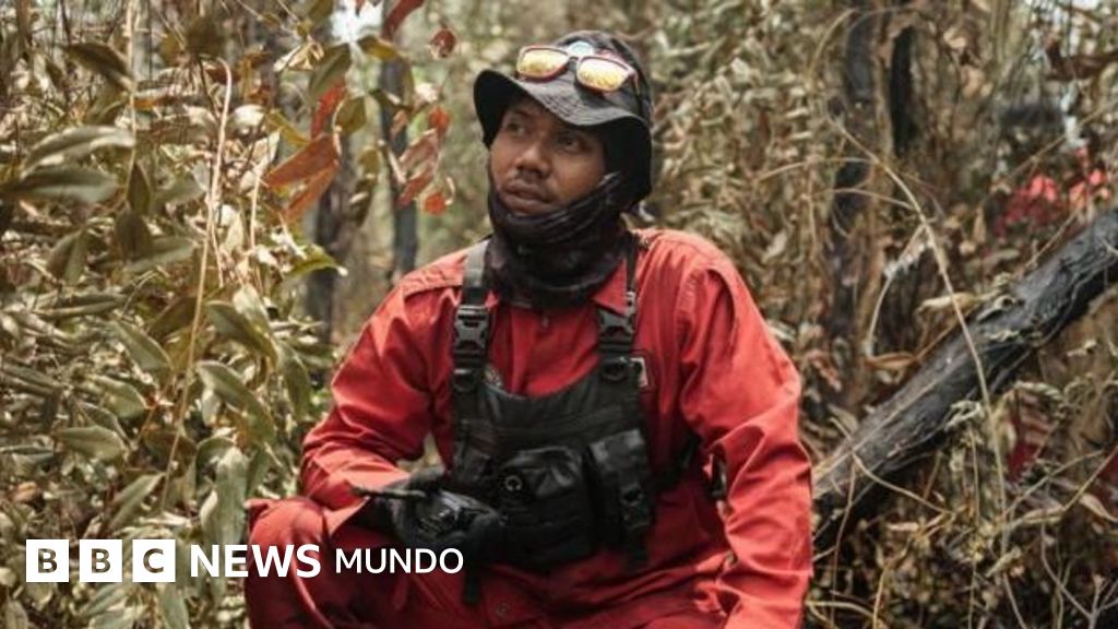 Los voluntarios que arriesgan sus vidas para desactivar las "bombas de carbono" de los catastróficos incendios forestales que azotan Indonesia