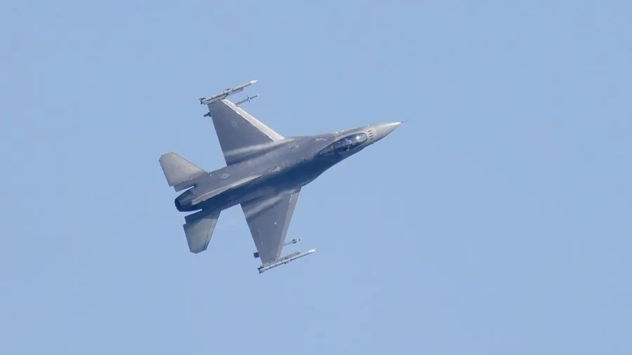 Un avión de combate F-16 se estrella cerca de una base aérea de EEUU en Alemania