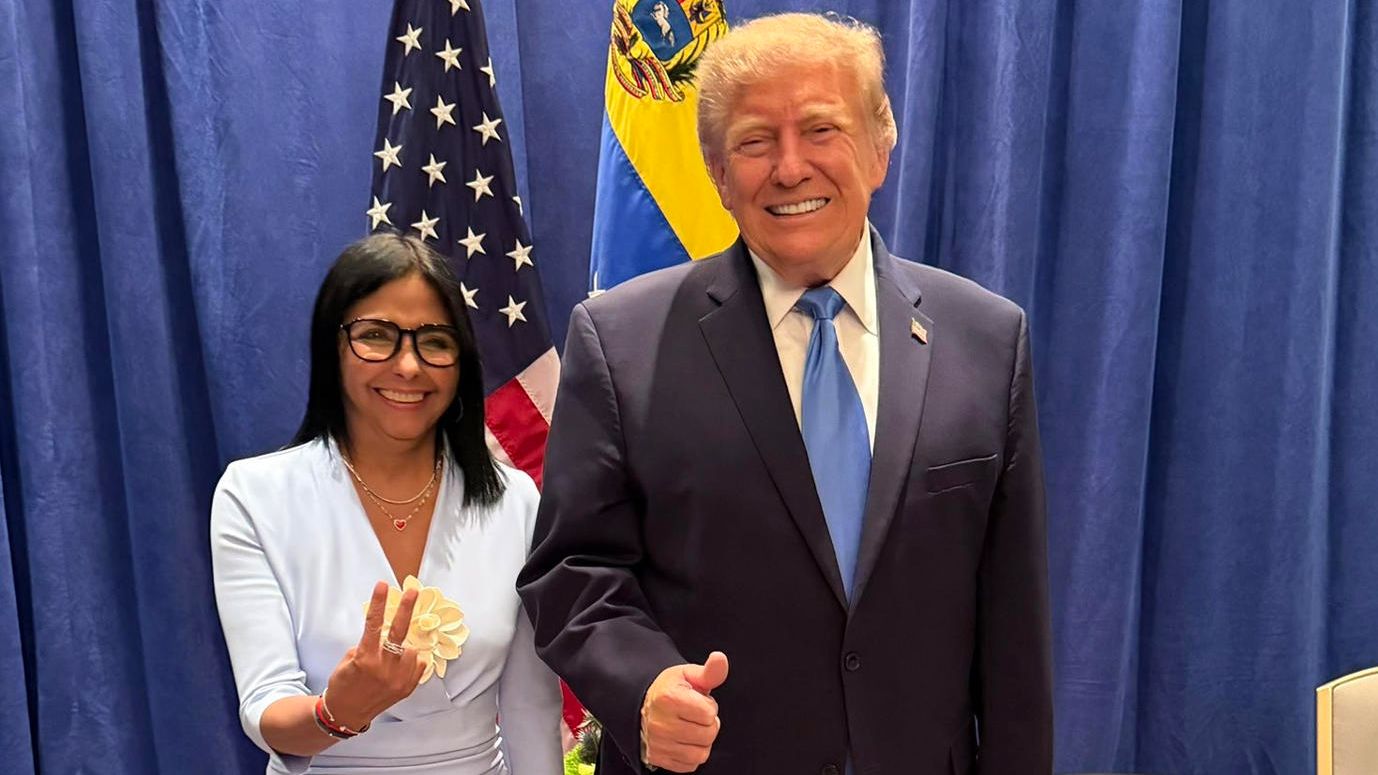 Trump escenifica su control sobre Delcy y el petróleo: encuentro "histórico" a 16 kms de la cárcel donde está Maduro