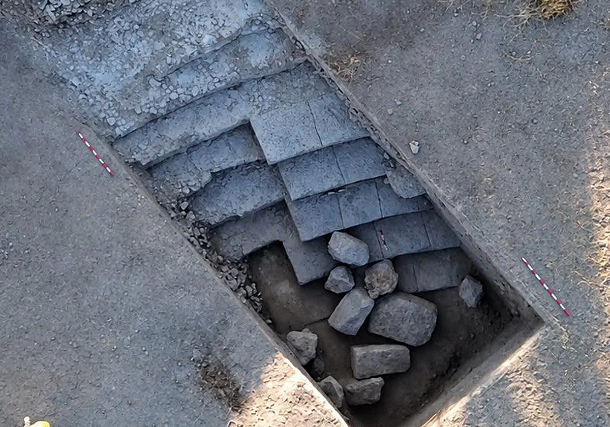 Antequera saca a la luz parte del graderío de un teatro romano de 52 metros