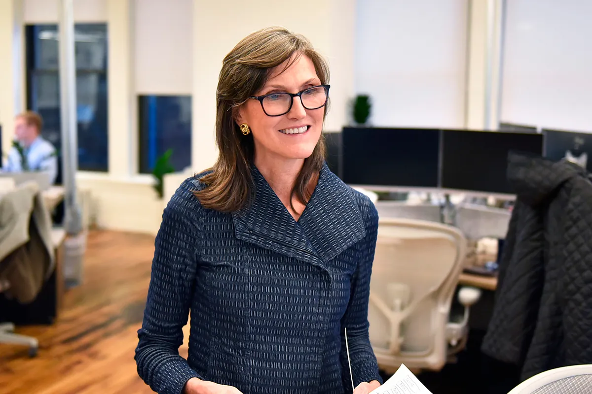 Cathie Wood aconseja a los inversores más Bolsa y bitcoin y menos bonos