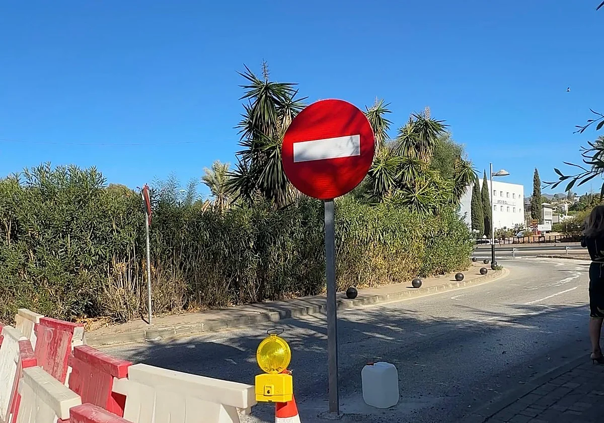 Enfado monumental en Marbella por el cierre definitivo y «sin previo aviso» de un acceso a la A-7