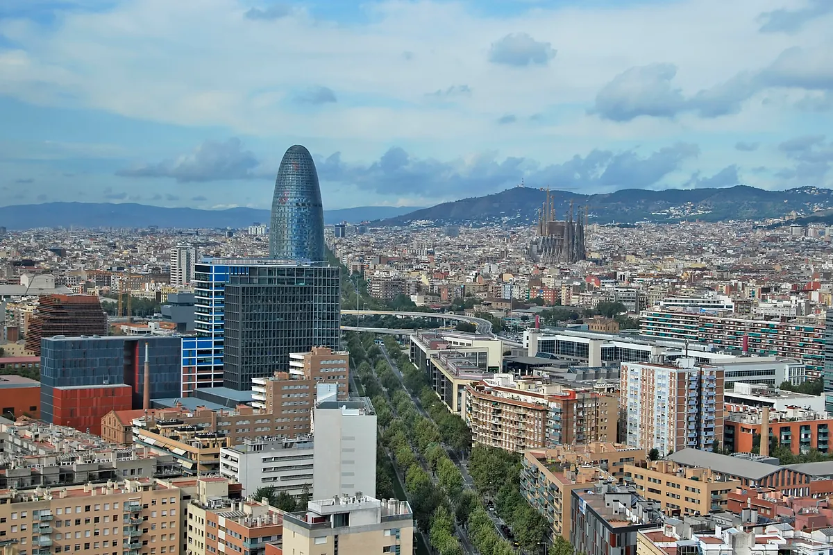 Cataluña pierde otras 143 empresas hasta junio, más que en todo 2025, y Madrid gana 60