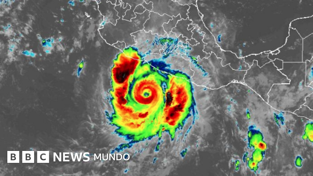El huracán Polo reduce su fuerza a categoría 4 y sigue su amenazante paso por la costa del Pacífico de México