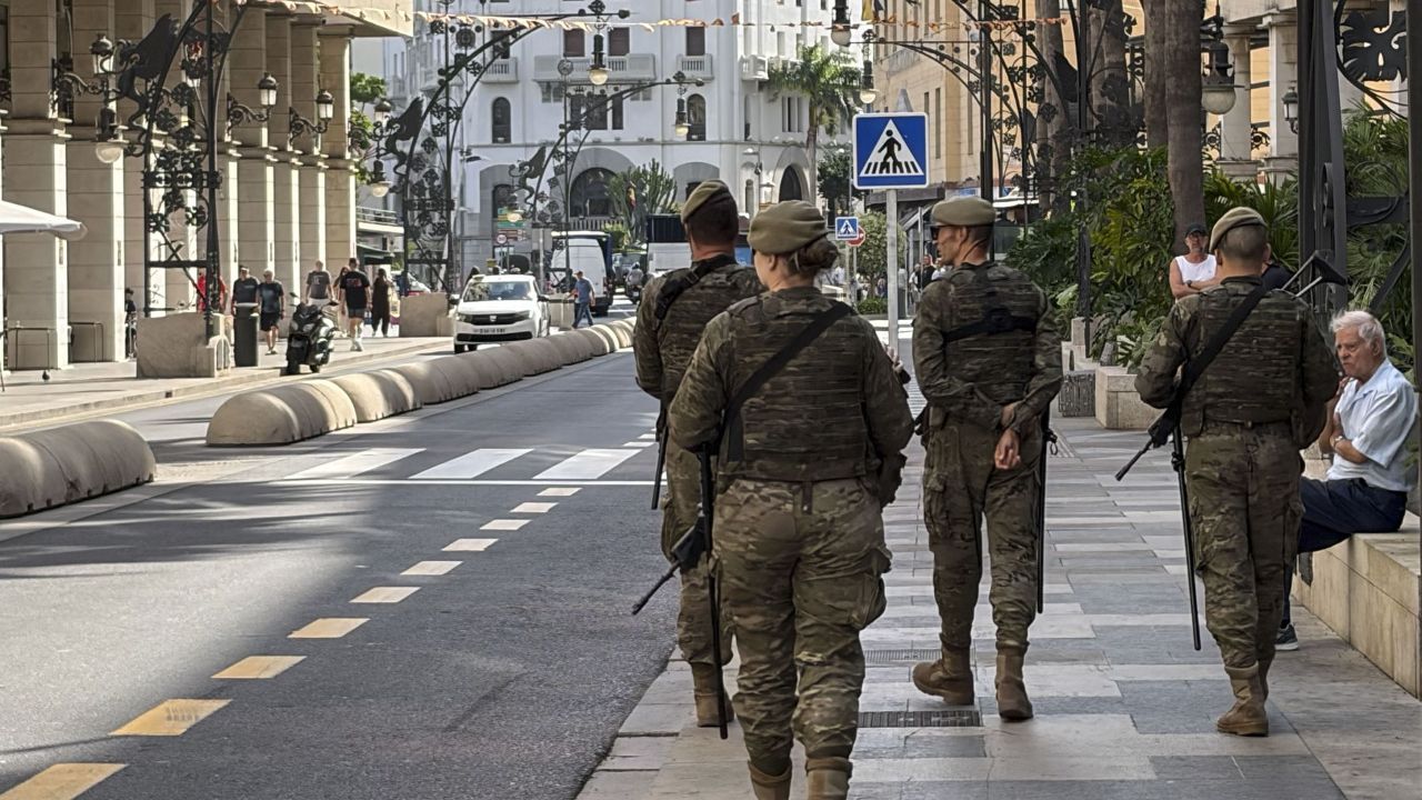Militares en Ceuta, al borde del colapso: "La orden de no hacer nada lleva a muchos al límite, están respondiendo a ataques"